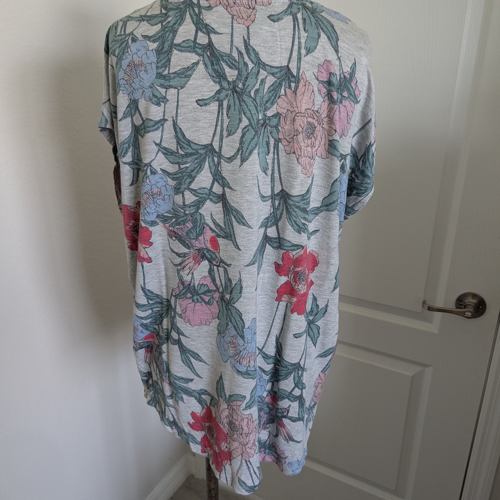Cupio Floral Short Sleeve Top - Gray and Pink - Picture 3 of 6